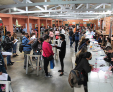 Mais de 900 pessoas saíram empregadas do mutirão de empregos, realizado nesta sexta-feira (22) no bairro de Santa Felicidade, em Curitiba. Foram cerca de 1.600 vagas com carteira assinada oferecidas pelas 40 empresas presentes ao evento. - Curitiba, 22/10/2021 - Foto: SEJUF
