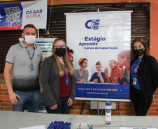 Mais de 900 pessoas saíram empregadas do mutirão de empregos, realizado nesta sexta-feira (22) no bairro de Santa Felicidade, em Curitiba. Foram cerca de 1.600 vagas com carteira assinada oferecidas pelas 40 empresas presentes ao evento. - Curitiba, 22/10/2021 - Foto: SEJUF