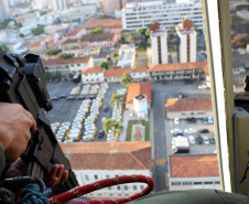 Com o reforço do efetivo administrativo, a Polícia Militar desencadeou a Operação Fecha Quartel III na Capital e em todo o Estado do Paraná nesta sexta-feira (22/10). Apenas em Curitiba e na Região Metropolitana, mais de 270 policiais estão nas ruas, além do efetivo já aplicado no policiamento ordinário, reforçando o patrulhamento nas áreas comerciais, residenciais e com maior índice de ocorrências. - Curitiba, 22/10/2021 - Foto: Soldado Ismael Ponchio