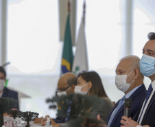 O governador Carlos Massa Ratinho Junior e o vice-presidente do Conselho do Grupo Boticário, Artur Grynbaum, apresentam o primeiro comitê ESG público-privado do Brasil. - Curitiba, 25/10/2021 - Foto Gilson Abreu/AEN