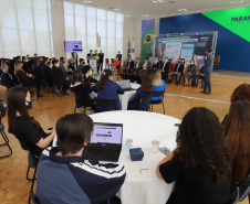 O governador Carlos Massa Ratinho Junior lança nesta terça-feira (26) o programa Inglês Paraná, acompanhado do secretário da Educação e do Esporte, Renato Feder. Trata-se de um projeto inovador e dinâmico, com foco no processo de aprendizagem dos estudantes, considerando as suas necessidades, ao mesmo tempo em que favorece o desenvolvimento das habilidades de escuta e oralidade, essenciais para aprender a Língua Inglesa.   - 26/10/2021 - Foto: Geraldo Bubniak/AEN