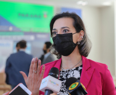 O governador Carlos Massa Ratinho Junior lança nesta terça-feira (26) o programa Inglês Paraná, acompanhado do secretário da Educação e do Esporte, Renato Feder. Na foto, Professora de inglês Carolina Merisio Ferreira   - 26/10/2021 - Foto: Geraldo Bubniak/AEN