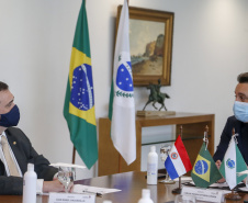 Governador Carlos Massa Ratinho Junior, recebe o embaixador do Paraguai no Brasil, Juan Ángel Delgadillo, e também o cônsul geral do Paraguai no Paraná, Carlos Fleitas Rodriguez -  Curitiba, 26/10/2021 - Foto Gilson Abreu/AEN