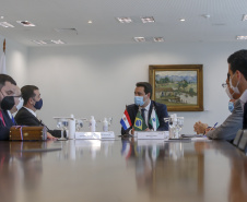 Governador Carlos Massa Ratinho Junior, recebe o embaixador do Paraguai no Brasil, Juan Ángel Delgadillo, e também o cônsul geral do Paraguai no Paraná, Carlos Fleitas Rodriguez -  Curitiba, 26/10/2021 - Foto Gilson Abreu/AEN