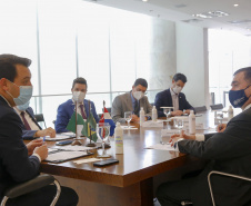 Governador Carlos Massa Ratinho Junior, recebe o embaixador do Paraguai no Brasil, Juan Ángel Delgadillo, e também o cônsul geral do Paraguai no Paraná, Carlos Fleitas Rodriguez -  Curitiba, 26/10/2021 - Foto Gilson Abreu/AEN