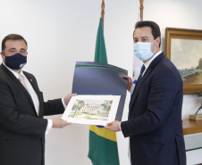 Governador Carlos Massa Ratinho Junior, recebe o embaixador do Paraguai no Brasil, Juan Ángel Delgadillo, e também o cônsul geral do Paraguai no Paraná, Carlos Fleitas Rodriguez -  Curitiba, 26/10/2021 - Foto Gilson Abreu/AEN