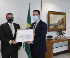 Governador Carlos Massa Ratinho Junior, recebe o embaixador do Paraguai no Brasil, Juan Ángel Delgadillo, e também o cônsul geral do Paraguai no Paraná, Carlos Fleitas Rodriguez -  Curitiba, 26/10/2021 - Foto Gilson Abreu/AEN