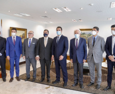 Governador Carlos Massa Ratinho Junior, recebe o embaixador do Paraguai no Brasil, Juan Ángel Delgadillo, e também o cônsul geral do Paraguai no Paraná, Carlos Fleitas Rodriguez -  Curitiba, 26/10/2021 - Foto Gilson Abreu/AEN