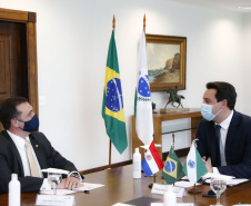 Governador Carlos Massa Ratinho Junior, recebe o embaixador do Paraguai no Brasil, Juan Ángel Delgadillo, e também o cônsul geral do Paraguai no Paraná, Carlos Fleitas Rodriguez - Curitiba, 26/10/2021 - Foto: Jonathan Campos /AEN