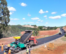 A pavimentação da PR-239, rodovia que liga os municípios de Pitanga e Mato Rico, na região central do Estado, está 23% executada. O trecho possui 43,15 quilômetros de extensão e tem entrega prevista para dezembro de 2022. É a primeira ligação asfáltica de Mato Rico. Por enquanto o trecho é de estrada de terra.  - Curitiba, 26/10/2021 - Foto: DER