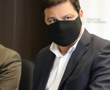 
Prefeitos de sete municípios do Litoral do Paraná se reuniram, nesta segunda-feira (25) com o secretário de Estado da Infraestrutura e Logística, Sandro Alex; o diretor geral do Departamento de Estradas e Rodagem do Paraná, Fernando Furiatti; e com o diretor-presidente da Portos do Paraná, Luiz Fernando Garcia, para planejar como será feita a retirada de rochas, resultado das obras de derrocagem da Pedra da Palangana, no canal de acesso ao Porto de Paranaguá.  Foto: Rodrigo Felix Leal/SEIL