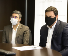 
Prefeitos de sete municípios do Litoral do Paraná se reuniram, nesta segunda-feira (25) com o secretário de Estado da Infraestrutura e Logística, Sandro Alex; o diretor geral do Departamento de Estradas e Rodagem do Paraná, Fernando Furiatti; e com o diretor-presidente da Portos do Paraná, Luiz Fernando Garcia, para planejar como será feita a retirada de rochas, resultado das obras de derrocagem da Pedra da Palangana, no canal de acesso ao Porto de Paranaguá.  Foto: Rodrigo Felix Leal/SEIL