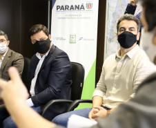
Prefeitos de sete municípios do Litoral do Paraná se reuniram, nesta segunda-feira (25) com o secretário de Estado da Infraestrutura e Logística, Sandro Alex; o diretor geral do Departamento de Estradas e Rodagem do Paraná, Fernando Furiatti; e com o diretor-presidente da Portos do Paraná, Luiz Fernando Garcia, para planejar como será feita a retirada de rochas, resultado das obras de derrocagem da Pedra da Palangana, no canal de acesso ao Porto de Paranaguá.  Foto: Rodrigo Felix Leal/SEIL