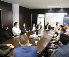 
Prefeitos de sete municípios do Litoral do Paraná se reuniram, nesta segunda-feira (25) com o secretário de Estado da Infraestrutura e Logística, Sandro Alex; o diretor geral do Departamento de Estradas e Rodagem do Paraná, Fernando Furiatti; e com o diretor-presidente da Portos do Paraná, Luiz Fernando Garcia, para planejar como será feita a retirada de rochas, resultado das obras de derrocagem da Pedra da Palangana, no canal de acesso ao Porto de Paranaguá.  Foto: Rodrigo Felix Leal/SEIL