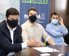 
Prefeitos de sete municípios do Litoral do Paraná se reuniram, nesta segunda-feira (25) com o secretário de Estado da Infraestrutura e Logística, Sandro Alex; o diretor geral do Departamento de Estradas e Rodagem do Paraná, Fernando Furiatti; e com o diretor-presidente da Portos do Paraná, Luiz Fernando Garcia, para planejar como será feita a retirada de rochas, resultado das obras de derrocagem da Pedra da Palangana, no canal de acesso ao Porto de Paranaguá.  Foto: Rodrigo Felix Leal/SEIL
