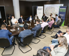 Prefeitos de sete municípios do Litoral do Paraná se reuniram, nesta segunda-feira (25) com o secretário de Estado da Infraestrutura e Logística, Sandro Alex; o diretor geral do Departamento de Estradas e Rodagem do Paraná, Fernando Furiatti; e com o diretor-presidente da Portos do Paraná, Luiz Fernando Garcia, para planejar como será feita a retirada de rochas, resultado das obras de derrocagem da Pedra da Palangana, no canal de acesso ao Porto de Paranaguá.  Foto: Rodrigo Felix Leal/SEIL