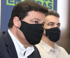 
Prefeitos de sete municípios do Litoral do Paraná se reuniram, nesta segunda-feira (25) com o secretário de Estado da Infraestrutura e Logística, Sandro Alex; o diretor geral do Departamento de Estradas e Rodagem do Paraná, Fernando Furiatti; e com o diretor-presidente da Portos do Paraná, Luiz Fernando Garcia, para planejar como será feita a retirada de rochas, resultado das obras de derrocagem da Pedra da Palangana, no canal de acesso ao Porto de Paranaguá.  Foto: Rodrigo Felix Leal/SEIL