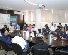 
Prefeitos de sete municípios do Litoral do Paraná se reuniram, nesta segunda-feira (25) com o secretário de Estado da Infraestrutura e Logística, Sandro Alex; o diretor geral do Departamento de Estradas e Rodagem do Paraná, Fernando Furiatti; e com o diretor-presidente da Portos do Paraná, Luiz Fernando Garcia, para planejar como será feita a retirada de rochas, resultado das obras de derrocagem da Pedra da Palangana, no canal de acesso ao Porto de Paranaguá.  Foto: Rodrigo Felix Leal/SEIL