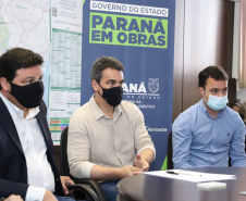
Prefeitos de sete municípios do Litoral do Paraná se reuniram, nesta segunda-feira (25) com o secretário de Estado da Infraestrutura e Logística, Sandro Alex; o diretor geral do Departamento de Estradas e Rodagem do Paraná, Fernando Furiatti; e com o diretor-presidente da Portos do Paraná, Luiz Fernando Garcia, para planejar como será feita a retirada de rochas, resultado das obras de derrocagem da Pedra da Palangana, no canal de acesso ao Porto de Paranaguá.  Foto: Rodrigo Felix Leal/SEIL