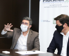 
Prefeitos de sete municípios do Litoral do Paraná se reuniram, nesta segunda-feira (25) com o secretário de Estado da Infraestrutura e Logística, Sandro Alex; o diretor geral do Departamento de Estradas e Rodagem do Paraná, Fernando Furiatti; e com o diretor-presidente da Portos do Paraná, Luiz Fernando Garcia, para planejar como será feita a retirada de rochas, resultado das obras de derrocagem da Pedra da Palangana, no canal de acesso ao Porto de Paranaguá.  Foto: Rodrigo Felix Leal/SEIL
