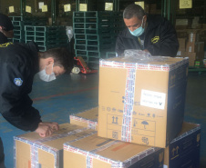 O Ministério da Saúde enviou ao Paraná 30.420 novas vacinas contra a Covid-19 nesta quarta-feira (27). As doses da Pfizer/BioNTech chegaram às 8h25, no voo LA4787, no Aeroporto Afonso Pena, em São José dos Pinhais, na Região Metropolitana de Curitiba. - Curitiba, 27/10/2021 - Foto: SESA