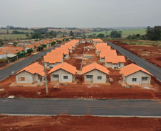 Com o avanço da obra de construção do Residencial Amador Gonçalves, em Jardim Alegre, os interessados em adquirir uma das 41 novas moradias do empreendimento têm até 15 de novembro para se inscreverem no site da Cohapar. A partir desta data, os técnicos da companhia darão início ao processo de enquadramento, classificação e convocação dos pretendentes no município, na região do Vale do Ivaí. (Foto: Alessandro Vieira/AEN)
