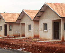 Com o avanço da obra de construção do Residencial Amador Gonçalves, em Jardim Alegre, os interessados em adquirir uma das 41 novas moradias do empreendimento têm até 15 de novembro para se inscreverem no site da Cohapar. A partir desta data, os técnicos da companhia darão início ao processo de enquadramento, classificação e convocação dos pretendentes no município, na região do Vale do Ivaí. (Foto: Alessandro Vieira/AEN)