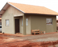 Com o avanço da obra de construção do Residencial Amador Gonçalves, em Jardim Alegre, os interessados em adquirir uma das 41 novas moradias do empreendimento têm até 15 de novembro para se inscreverem no site da Cohapar. A partir desta data, os técnicos da companhia darão início ao processo de enquadramento, classificação e convocação dos pretendentes no município, na região do Vale do Ivaí. (Foto: Alessandro Vieira/AEN)