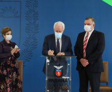 O vice governador Darci Piana e o  secretário de Justiça, Família e Trabalho, Ney Leprevost assinam  nesta quarta-feira  (27) termo de repasse ao Cedca aos municípios,  no Palacio Iguacu.   Curitiba, 27/10/2021 -  Foto: Geraldo Bubniak/AEN