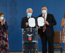 O vice governador Darci Piana e o  secretário de Justiça, Família e Trabalho, Ney Leprevost assinam  nesta quarta-feira  (27) termo de repasse ao Cedca aos municípios,  no Palacio Iguacu.   Curitiba, 27/10/2021 -  Foto: Geraldo Bubniak/AEN