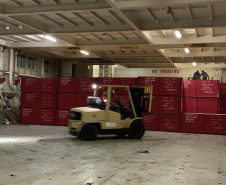 Nesta terça-feira (27), no Porto de Paranaguá, foi realizado mais um embarque de madeira em um navio do tipo roll on-roll off (Ro-ro). Esta é a segunda vez, na atualidade, que a embarcação - geralmente destinada para o transporte de veículos, projetos e maquinários -  é utilizada para essa carga geral.  -  Curitiba, 27/10/2021 - Foto: Nájia Furlan/Portos do Paraná
