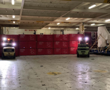 Nesta terça-feira (27), no Porto de Paranaguá, foi realizado mais um embarque de madeira em um navio do tipo roll on-roll off (Ro-ro). Esta é a segunda vez, na atualidade, que a embarcação - geralmente destinada para o transporte de veículos, projetos e maquinários -  é utilizada para essa carga geral.  -  Curitiba, 27/10/2021 - Foto: Nájia Furlan/Portos do Paraná