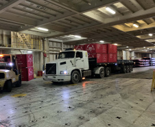 Nesta terça-feira (27), no Porto de Paranaguá, foi realizado mais um embarque de madeira em um navio do tipo roll on-roll off (Ro-ro). Esta é a segunda vez, na atualidade, que a embarcação - geralmente destinada para o transporte de veículos, projetos e maquinários -  é utilizada para essa carga geral.  -  Curitiba, 27/10/2021 - Foto: Nájia Furlan/Portos do Paraná
