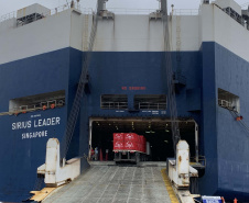 Nesta terça-feira (27), no Porto de Paranaguá, foi realizado mais um embarque de madeira em um navio do tipo roll on-roll off (Ro-ro). Esta é a segunda vez, na atualidade, que a embarcação - geralmente destinada para o transporte de veículos, projetos e maquinários -  é utilizada para essa carga geral.  -  Curitiba, 27/10/2021 - Foto: Nájia Furlan/Portos do Paraná
