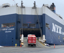 Nesta terça-feira (27), no Porto de Paranaguá, foi realizado mais um embarque de madeira em um navio do tipo roll on-roll off (Ro-ro). Esta é a segunda vez, na atualidade, que a embarcação - geralmente destinada para o transporte de veículos, projetos e maquinários -  é utilizada para essa carga geral.  -  Curitiba, 27/10/2021 - Foto: Nájia Furlan/Portos do Paraná