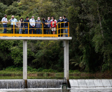 O governador Carlos Massa Ratinho Junior inaugurou nesta quinta-feira (28) a obra de transposição do rio Capivari para a Bacia do Iraí, em Colombo, na região metropolitana de Curitiba. Foto: Jonathan Campos/AEN