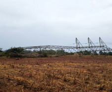 Os temporais que castigaram as regiões Sudoeste, Oeste, Noroeste e Norte do Paraná no mês de outubro já causaram, somados, mais danos ao sistema elétrico da Copel do que o ciclone-bomba, evento climático excepcional que atingiu o Leste do Paraná em junho de 2020.  Só neste mês, já foram quatro fortes tempestades nestas regiões, deixando uma soma de 3.751 postes quebrados e 67,4 mil ocorrências atendidas ? número mais de três vezes maior que a média mensal.