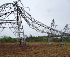 Os temporais que castigaram as regiões Sudoeste, Oeste, Noroeste e Norte do Paraná no mês de outubro já causaram, somados, mais danos ao sistema elétrico da Copel do que o ciclone-bomba, evento climático excepcional que atingiu o Leste do Paraná em junho de 2020.  Só neste mês, já foram quatro fortes tempestades nestas regiões, deixando uma soma de 3.751 postes quebrados e 67,4 mil ocorrências atendidas ? número mais de três vezes maior que a média mensal.