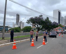 A Receita Estadual do Paraná promoveu nesta quinta-feira (28) a operação volante para fiscalizar o recolhimento do Imposto sobre Propriedade de Veículos Automotores (IPVA) em Ponta Grossa e região. A ação aconteceu na região central da cidade. - Curitiba, 28/10/2021 - Foto: SEFA