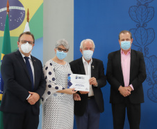 O vice governador Darci Piana e o o superintendente da Ciência, Tecnologia e Ensino Superior, Aldo Bona participam, nesta quinta-feira (28), da entrega do 34 Premio Paranaense de Ciencia e Tecnologia,  no Palacio Iguacu.   Curitiba, 28/10/2021 -  Foto: Geraldo Bubniak/AEN