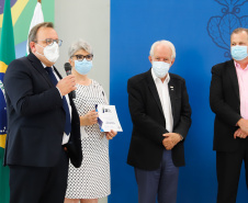 O vice governador Darci Piana e o o superintendente da Ciência, Tecnologia e Ensino Superior, Aldo Bona participam, nesta quinta-feira (28), da entrega do 34 Premio Paranaense de Ciencia e Tecnologia,  no Palacio Iguacu.   Curitiba, 28/10/2021 -  Foto: Geraldo Bubniak/AEN