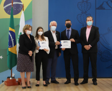 O vice governador Darci Piana e o o superintendente da Ciência, Tecnologia e Ensino Superior, Aldo Bona participam, nesta quinta-feira (28), da entrega do 34 Premio Paranaense de Ciencia e Tecnologia,  no Palacio Iguacu.   Curitiba, 28/10/2021 -  Foto: Geraldo Bubniak/AEN
