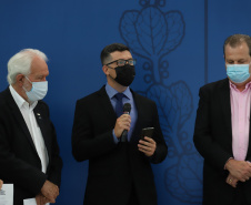 O vice governador Darci Piana e o o superintendente da Ciência, Tecnologia e Ensino Superior, Aldo Bona participam, nesta quinta-feira (28), da entrega do 34 Premio Paranaense de Ciencia e Tecnologia,  no Palacio Iguacu.   Curitiba, 28/10/2021 -  Foto: Geraldo Bubniak/AEN