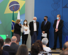 O vice governador Darci Piana e o o superintendente da Ciência, Tecnologia e Ensino Superior, Aldo Bona participam, nesta quinta-feira (28), da entrega do 34 Premio Paranaense de Ciencia e Tecnologia,  no Palacio Iguacu.   Curitiba, 28/10/2021 -  Foto: Geraldo Bubniak/AEN