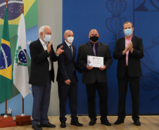 O vice governador Darci Piana e o o superintendente da Ciência, Tecnologia e Ensino Superior, Aldo Bona participam, nesta quinta-feira (28), da entrega do 34 Premio Paranaense de Ciencia e Tecnologia,  no Palacio Iguacu.   Curitiba, 28/10/2021 -  Foto: Geraldo Bubniak/AEN