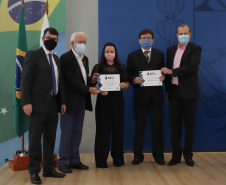 O vice governador Darci Piana e o o superintendente da Ciência, Tecnologia e Ensino Superior, Aldo Bona participam, nesta quinta-feira (28), da entrega do 34 Premio Paranaense de Ciencia e Tecnologia,  no Palacio Iguacu.   Curitiba, 28/10/2021 -  Foto: Geraldo Bubniak/AEN