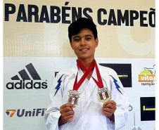 215 atletas do Paraná vão ao Rio de Janeiro para disputar os Jogos Escolares Brasileiros. Na foto, o atleta Eduardo dos Santos Sobrinho quando foi Campeão Paranaense. (Foto: acervo do atleta)