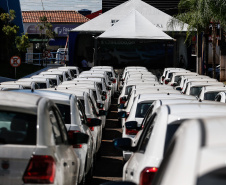   O governador Carlos Massa Ratinho Junior entregou nesta sexta-feira (29) mais 52 automóveis para reforço da frota da saúde em 22 municípios da 19ª Regional de Jacarezinho, no Norte Pioneiro. Os carros serão utilizados para atendimento domiciliar dentro da Estratégia da Saúde da Família (ESF). Foto: Jonathan Campos/AEN