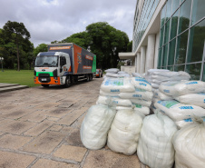 Solenidade de entrega de materiais para atendimento de emergencias para a Defesa Civil, na nesta sexta-feira (29), no Palacio Iguaçu em Curitiba.  Foto: Geraldo Bubniak/AEN