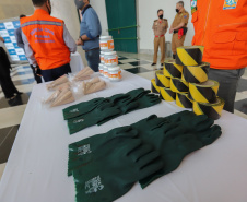 Solenidade de entrega de materiais para atendimento de emergencias para a Defesa Civil, na nesta sexta-feira (29), no Palacio Iguaçu em Curitiba.  Foto: Geraldo Bubniak/AEN